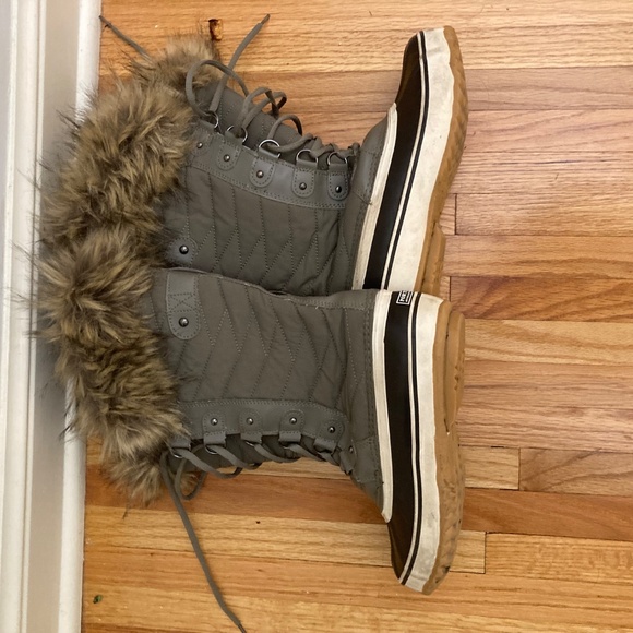 Fur-Lined Winter Boots size 7 - Picture 3 of 4